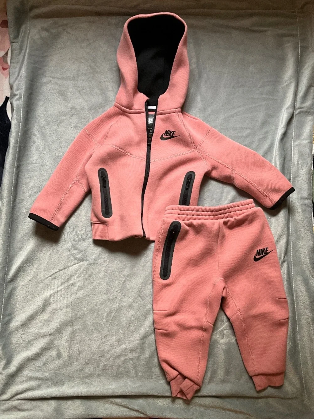 Girls Nike tech outfit (size 18m)